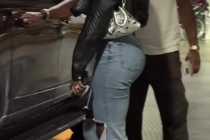 身材不错啊！比赛结束米切尔和歌手女友可可琼斯离开球馆