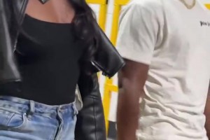 比赛结束后米切尔和歌手女友可可琼斯一起离开球馆 ...